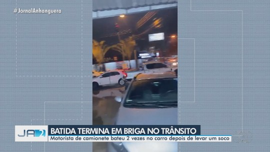 Motorista joga caminhonete contra carro após levar murro no rosto durante briga de trânsito em Goiânia; vídeo - Programa: JA 2ª Edição 