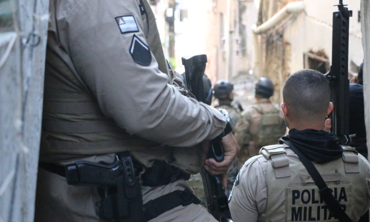 Policiamento é reforçado em bairro de Salvador após dois PMs serem baleados em confronto