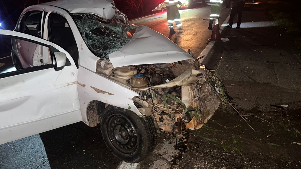 Veículo ficou destruído após batida com carreta, na BR-364 — Foto: João Carlos