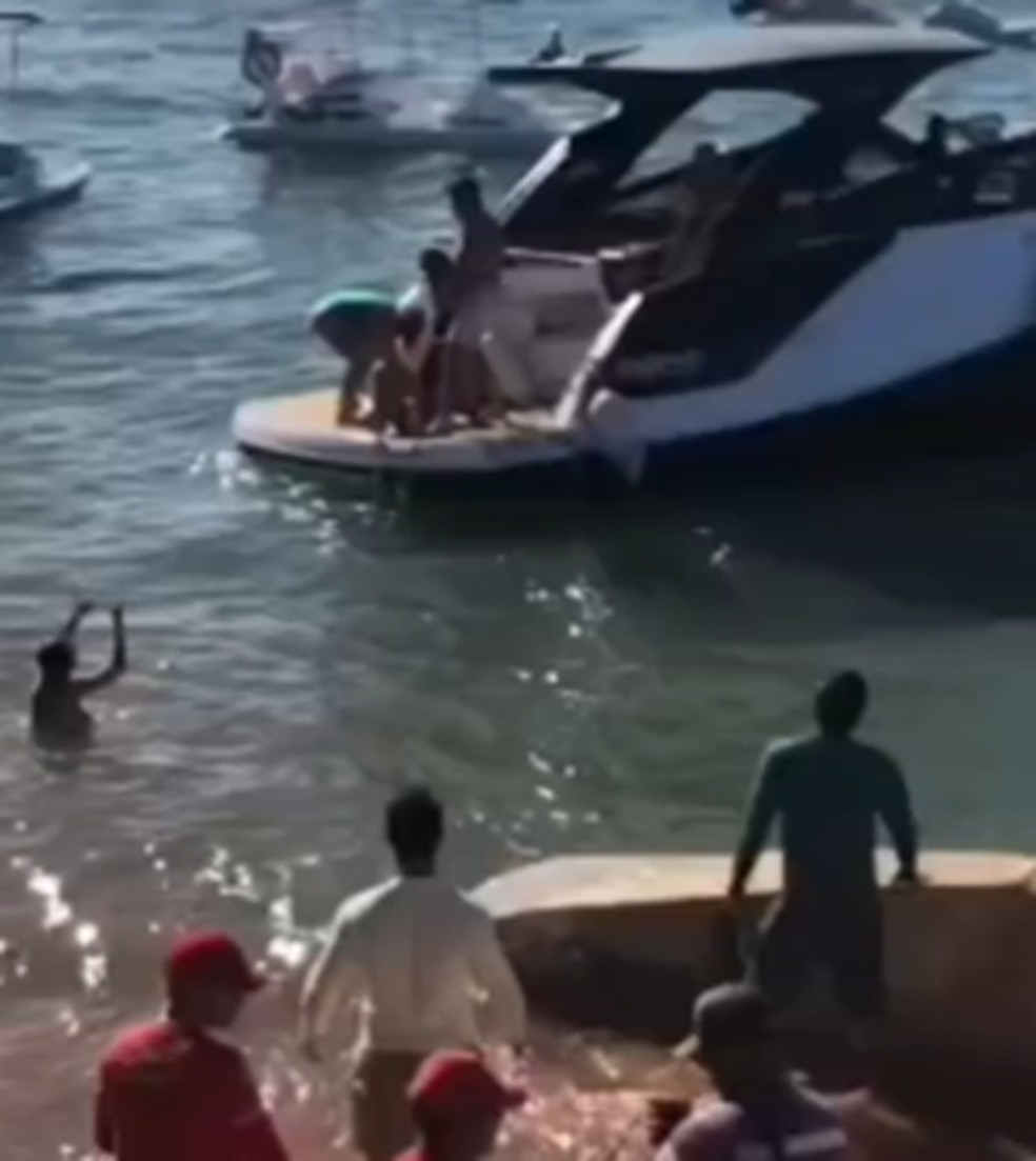 Vítimas de acidente com lancha no Gunga foram socorridas e levadas para o HGE, em Maceió — Foto: Reprodução/Redes sociais
