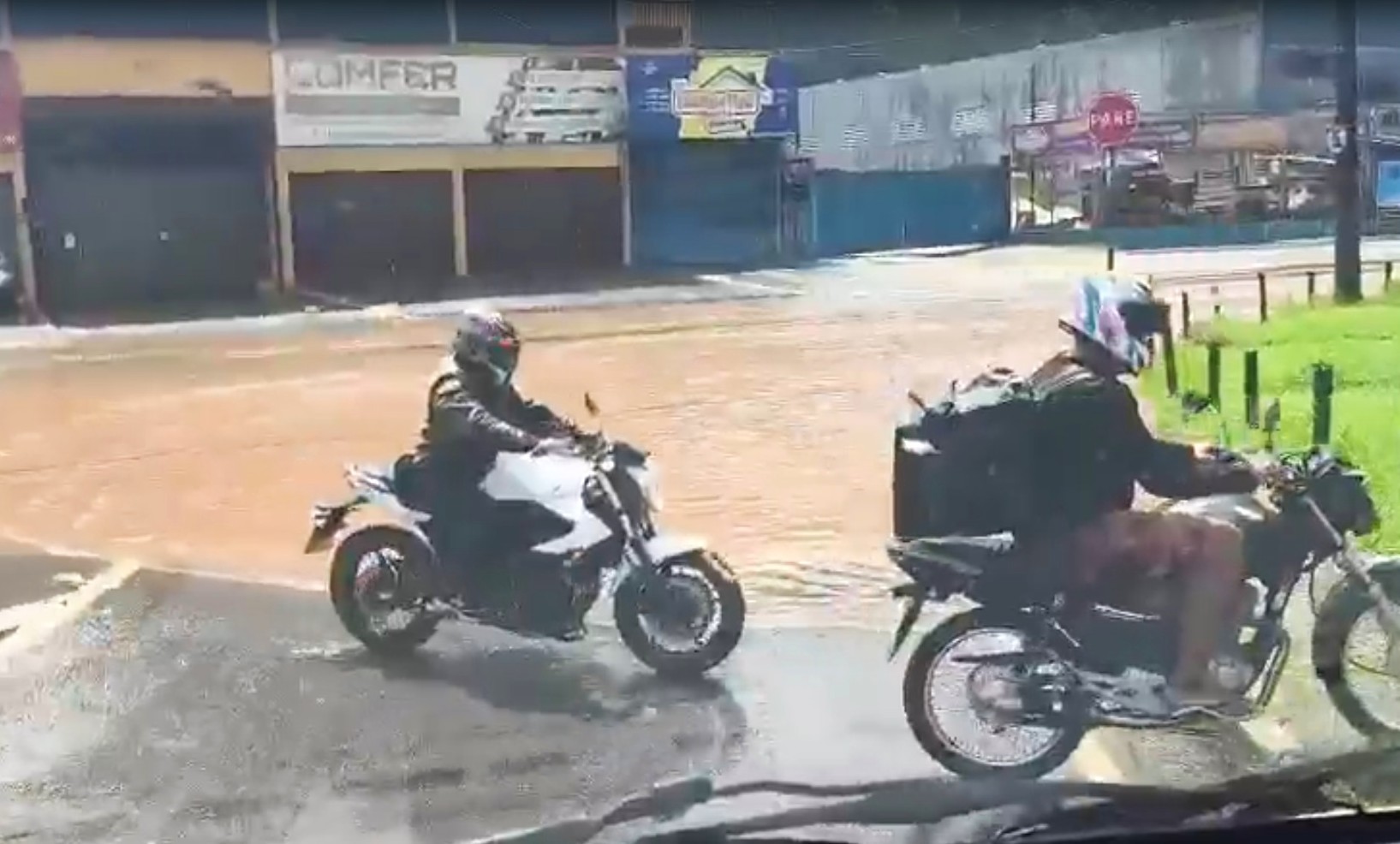 Chuva com granizo causa alagamentos em Várzea Paulista