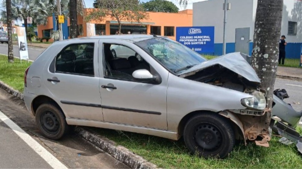Carro com 8 ocupantes bate em árvore após adolescente pegar veículo sem autorização dos pais em MG