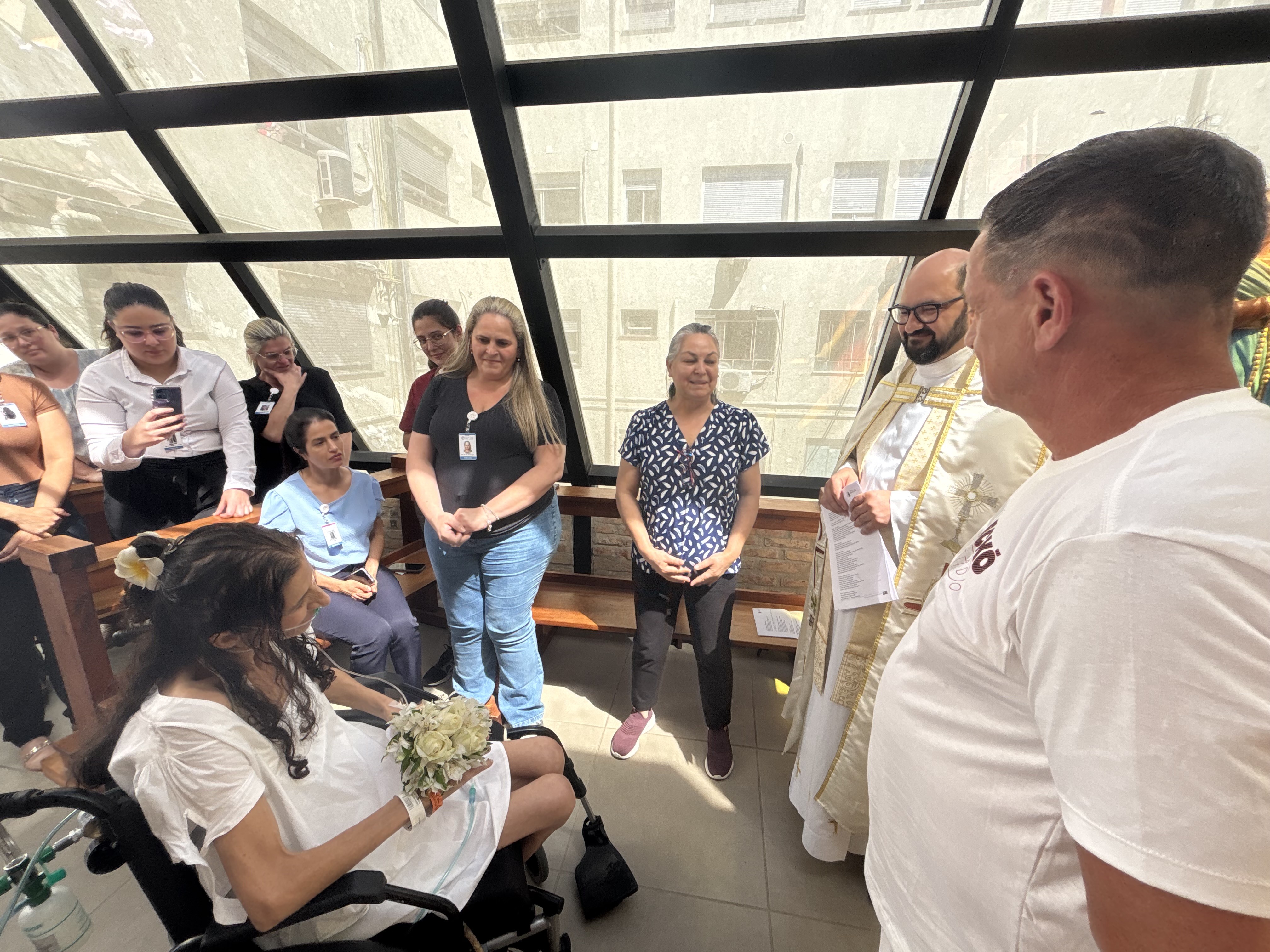 Hospital São José realiza bênção de compromisso para casal que está junto há 25 anos
