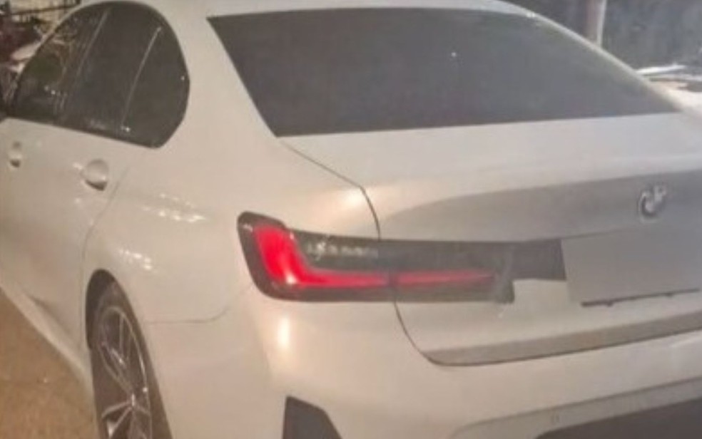 Homem dirigia uma BMW quando foi abordado pelos policiais — Foto: Reprodução/TV Bahia