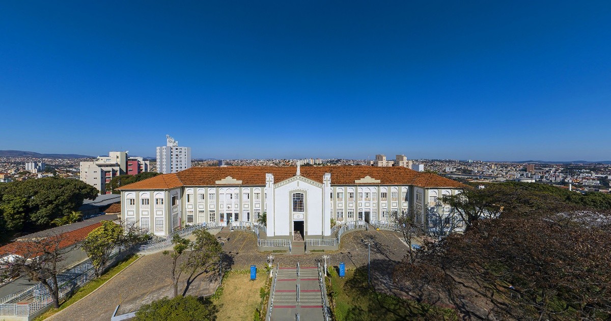 Procon multa colégio tradicional de BH em R$ 56 mil por venda casada de material escolar