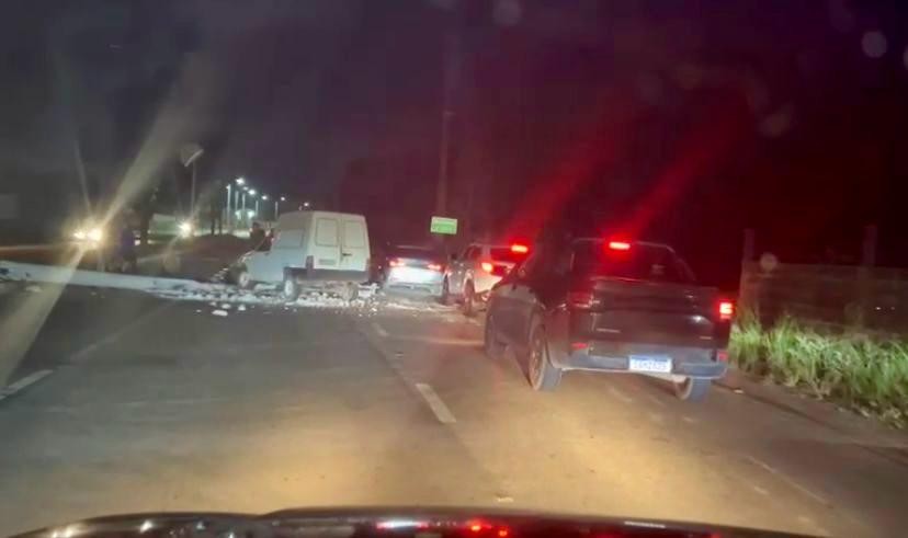 Motorista perde o controle de carro e derruba poste de energia na zona Oeste de Macapá 