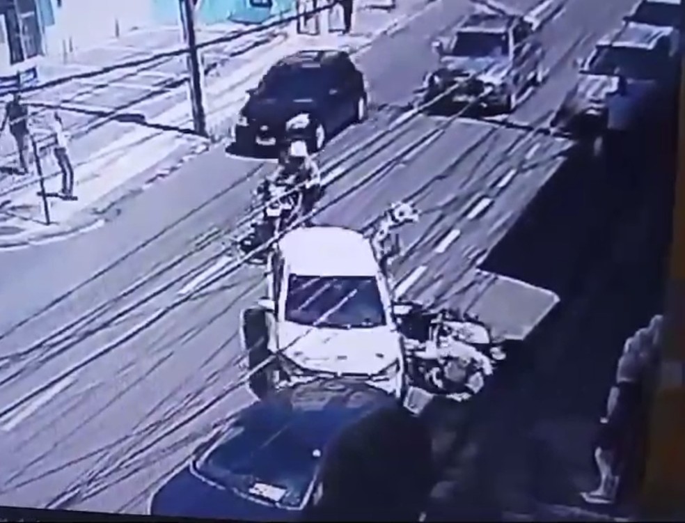 Motorista derruba três PMs de motocicleta e bate em carro no centro de Salvador — Foto: Reprodução/Redes Sociais