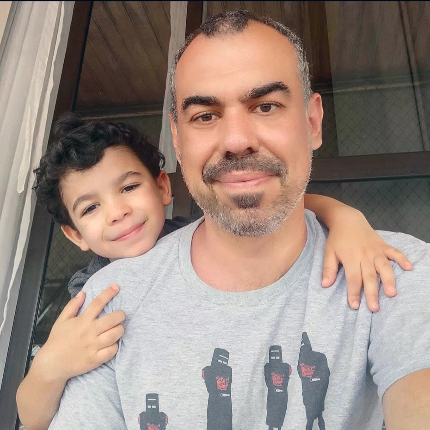 Pai de menino morto em acidente abre álbum com momentos do filho: ‘Uma criança fantástica e uma criança comum que vai deixar saudades’