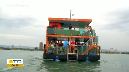 Moradores e turistas aproveitam barcos e flutuantes para curtir o lago de Palmas