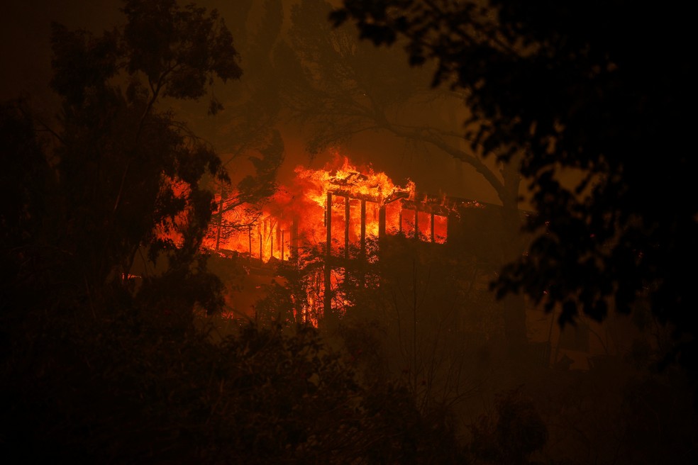 Construção pega fogo em Los Angeles em meio a incêndio florestal, em 7 de janeiro de 2025 — Foto: Mike Blake/Reuters
