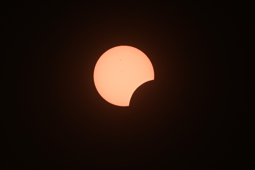 Eclipse visto de Brasília neste sábado (14). — Foto: TON MOLINA/FOTOARENA/ESTADÃO CONTEÚDO
