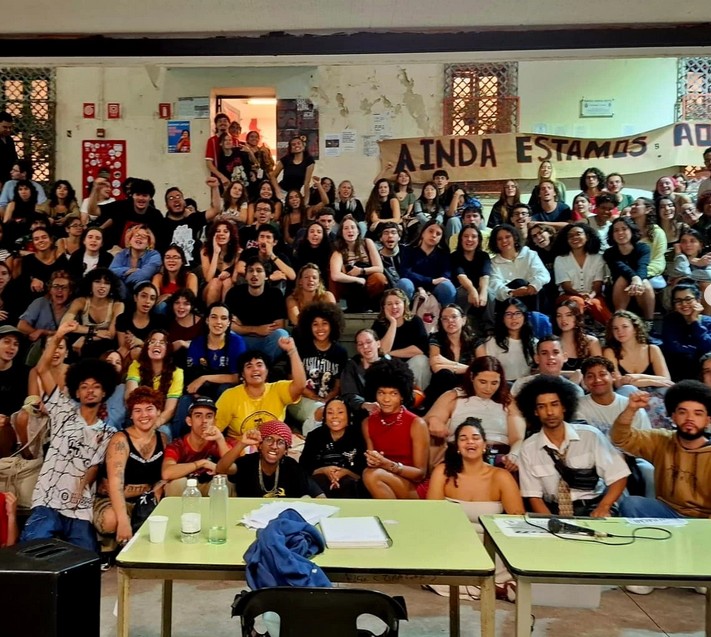 Estudantes ocupam prédio da PUC após denúncias de precarização e racismo na universidade; Justiça autoriza PM a retirar alunos à força