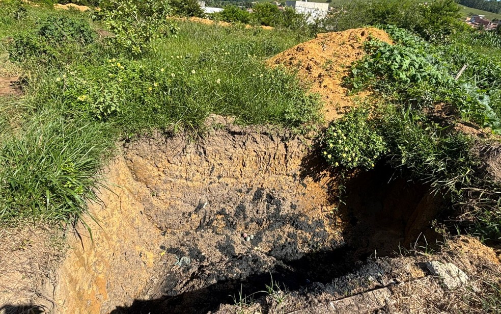 Material era descartado de forma irregular em buracos cavados no solo, em Itamaraju — Foto: Arquivo pessoal