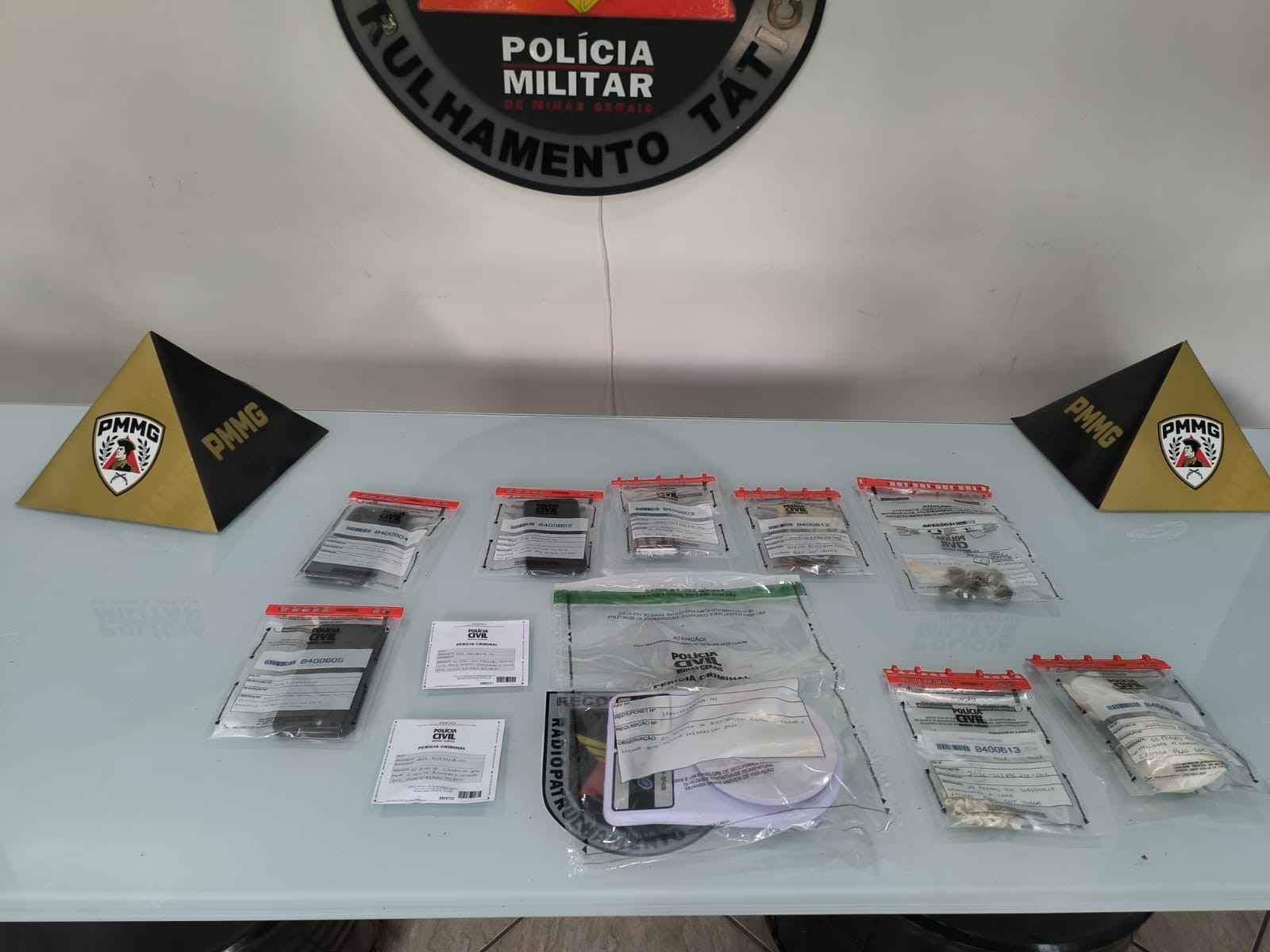 Denúncias de tráfico perto de pé de manga, levam PM a apreender drogas escondidas em buraco, em Governador Valadares  