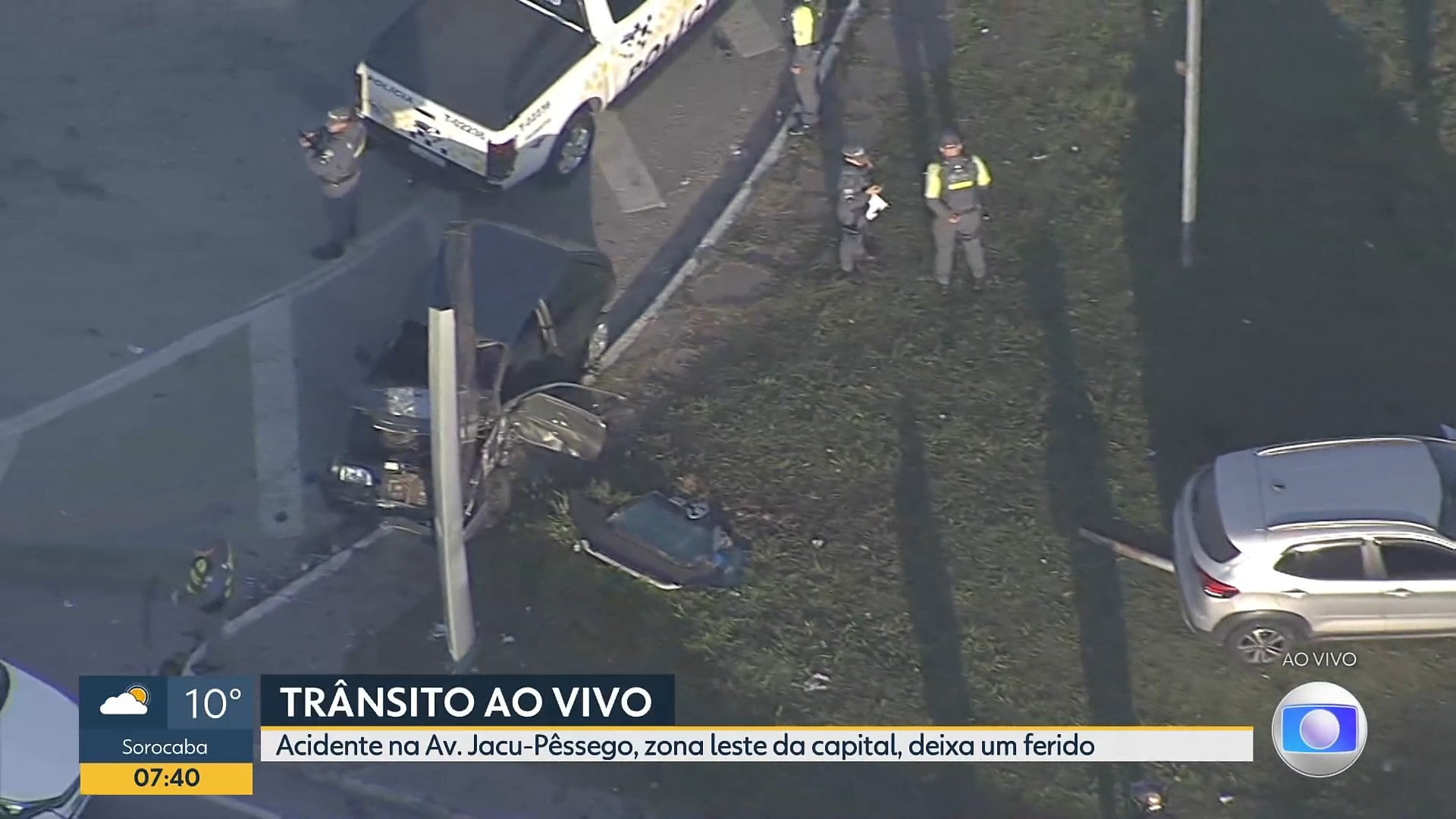 Mulher é resgatada de ferragens após carro bater contra poste na Avenida Jacu-Pêssego, na Zona Leste de SP