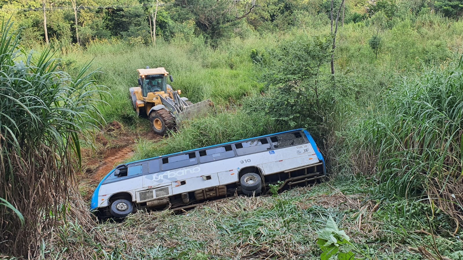 Morre passageiro de micro-ônibus que caiu em barranco em Juiz de Fora; outras 7 pessoas ficaram feridas
