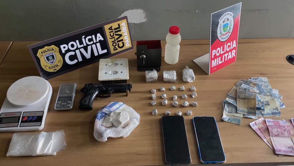 Polícia apreendeu drogas e simulacro de arma com suspeitos de envolvimento no assalto a supervisor do Sousa — Foto: Beto Silva/TV Paraíba