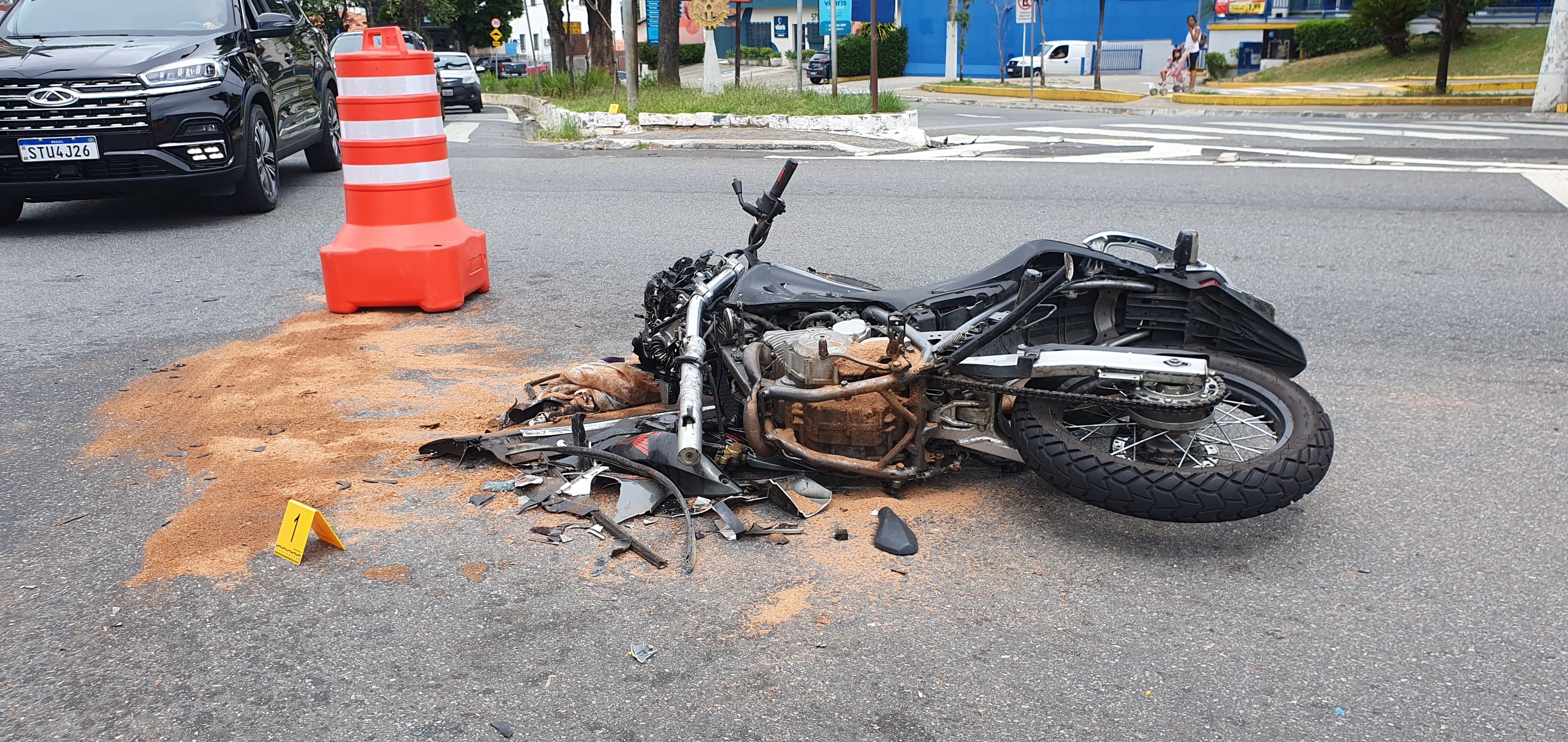 Motociclista fica ferido após colidir com carro em Taubaté