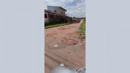 Ruas esburacadas evidencia falta de manutenção na rua Marte, bairro Alto Alegre