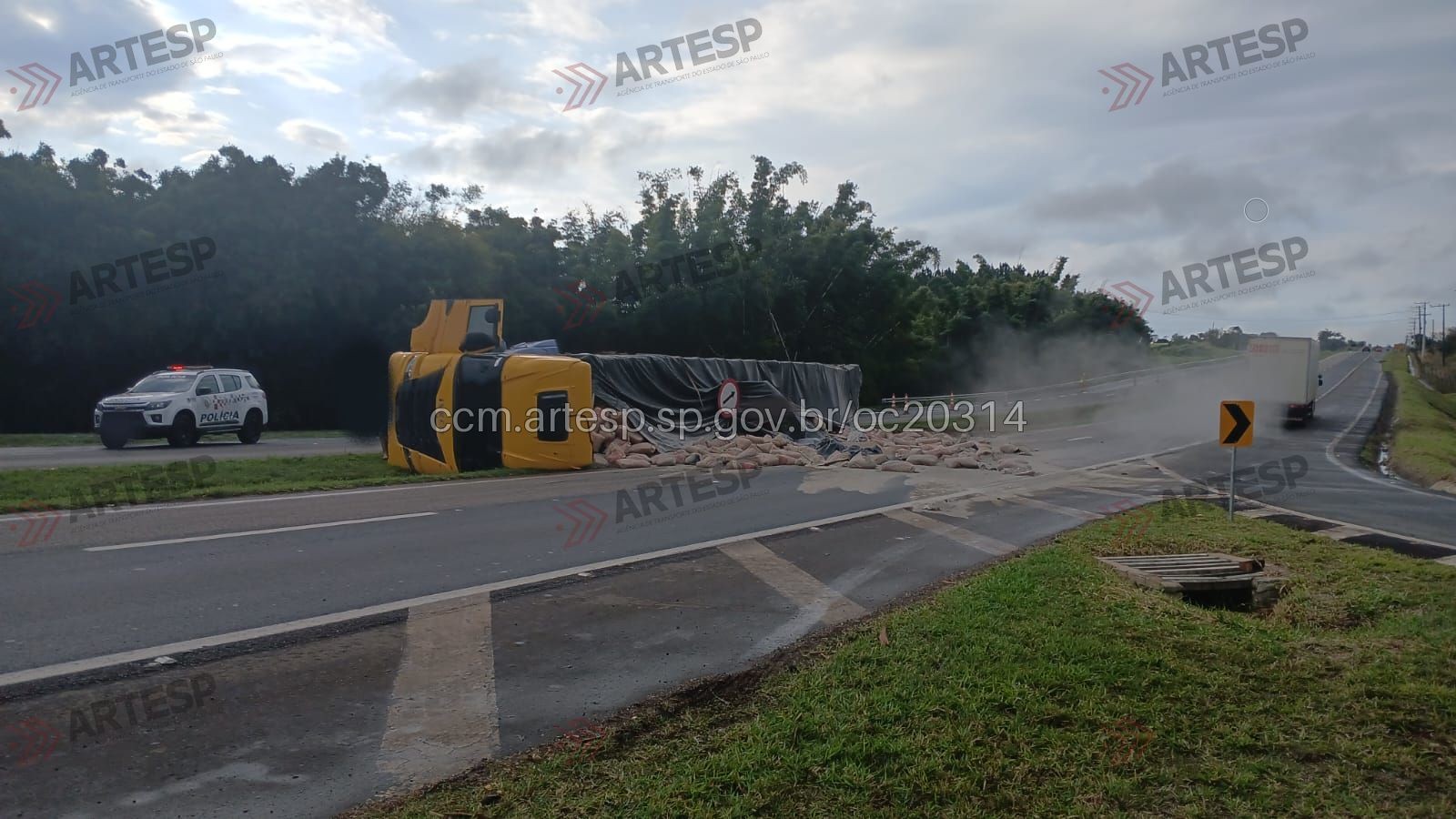 Carreta carregada com cimento tomba e interdita trecho da SP-127 em Itapetininga