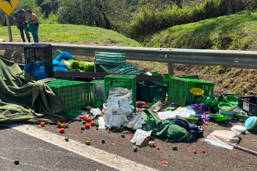 Caminhão carregado de verduras e legumes capota em rodovia de Álvares Machado (SP) — Foto: Aline Costa/TV TEM