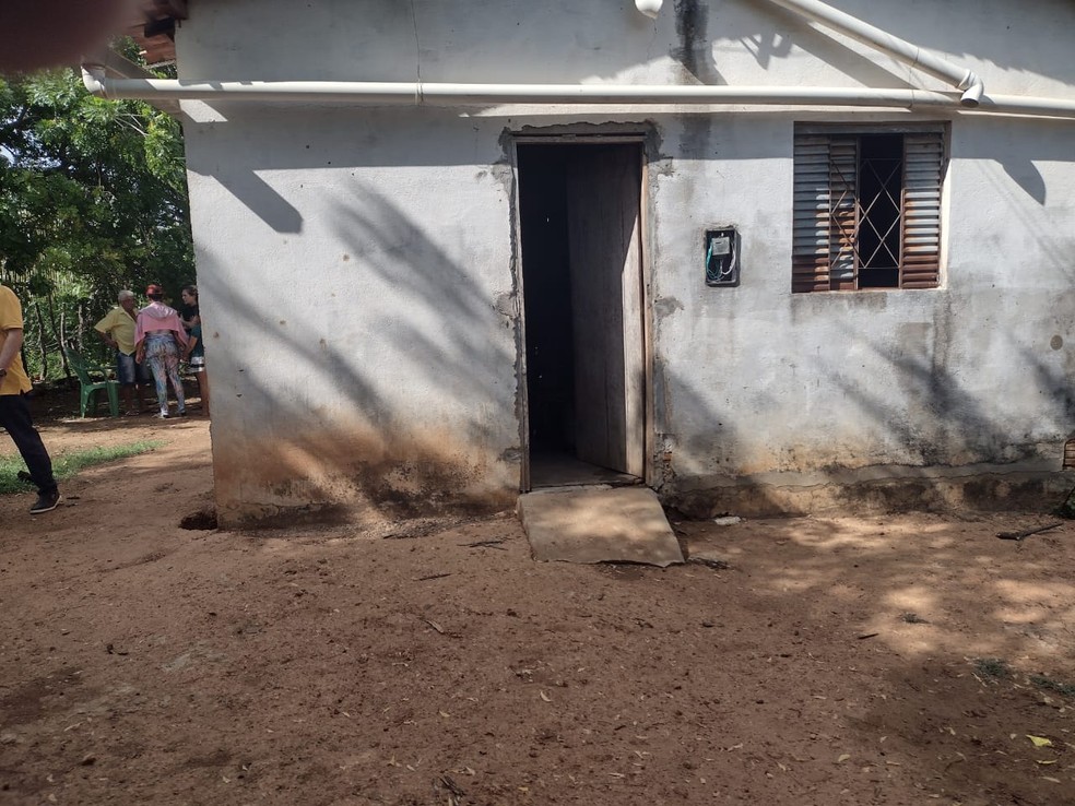 Três crianças morrem carbonizadas em incêndio dentro de casa em São José do Divino (PI) — Foto: Reprodução