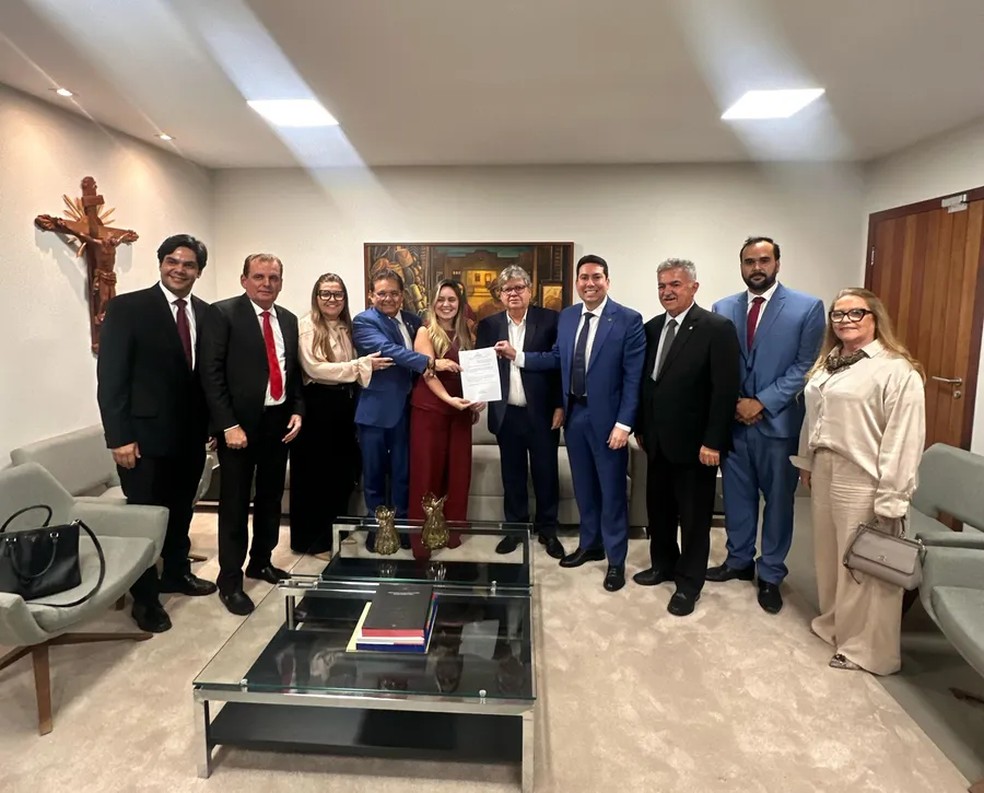 Alanna Galdino e o seu pai, Adriano Galdino, entregaram indica&ccedil;&atilde;o do cargo para o governador Jo&atilde;o Azev&ecirc;do &mdash; Foto: Divulga&ccedil;&atilde;o