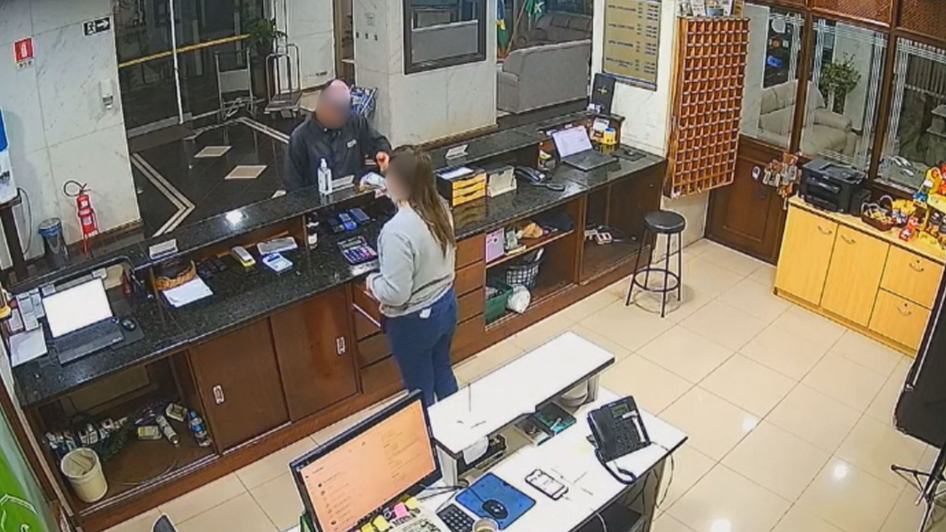 VÍDEO: Homem entra em hotel, assalta funcionária e foge com mais de R$ 1,1 mil