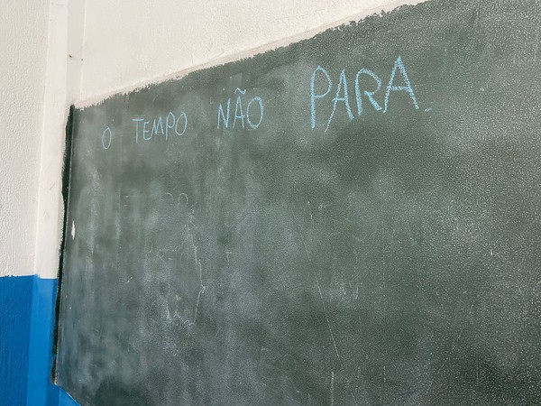 Lousa escolar usada para aulas de adolescentes da Fundação Casa com a frase "O tempo não para" — Foto: Larissa Pandori/g1