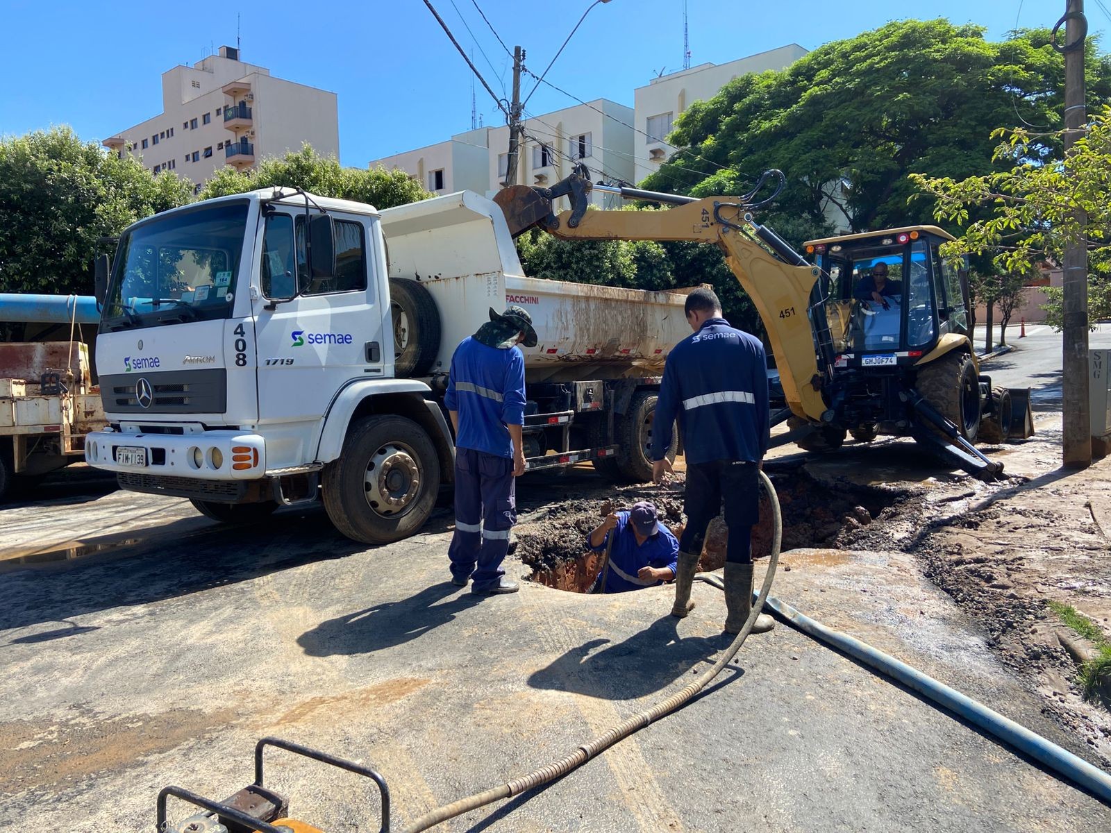 Vazamento alaga rua de Piracicaba e moradores apontam desperdício de água e demora no atendimento