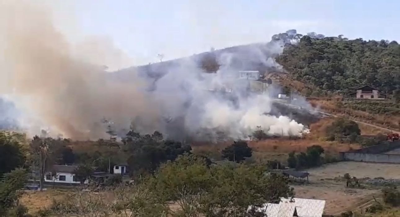 Frio intenso e baixa umidade agravam risco de incêndios em vegetações de Nova Friburgo, no RJ