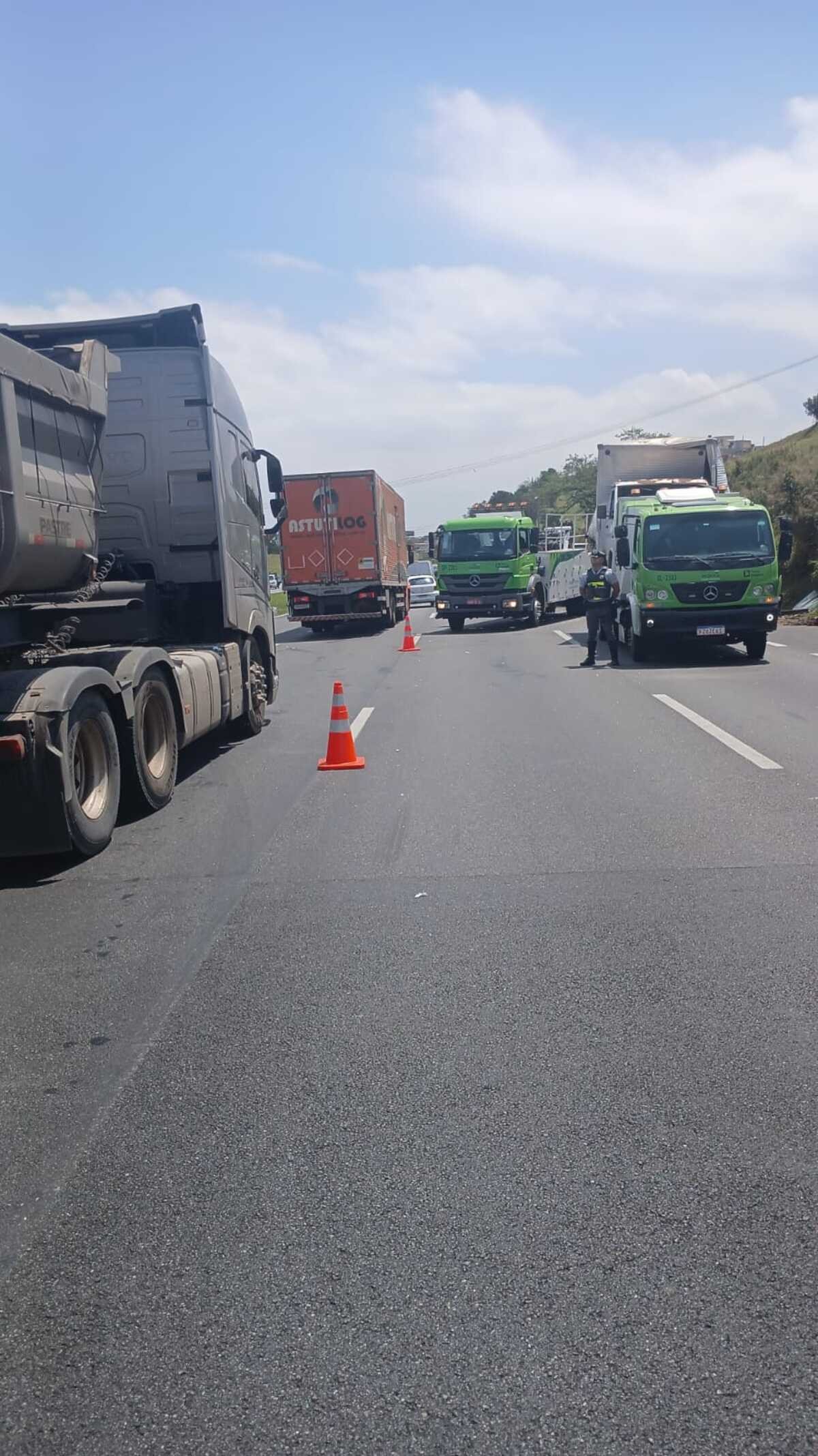 Acidente entre dois caminhões causam lentidão na Rodovia Ayrton Senna, em Itaquaquecetuba