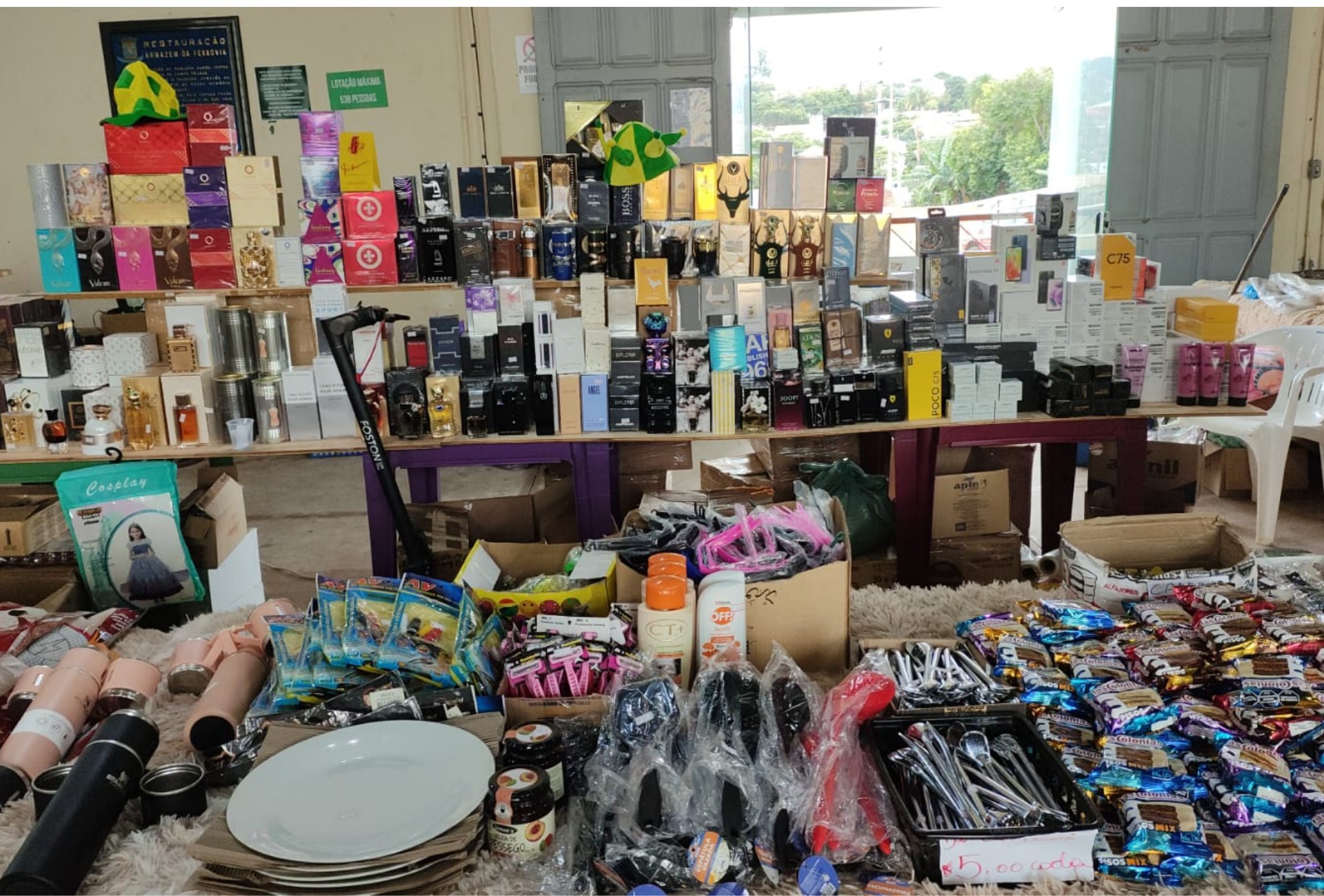 Com casacos, perfumes e itens para torcer pelo Brasil, bazar de produtos da Receita Federal segue aberto 