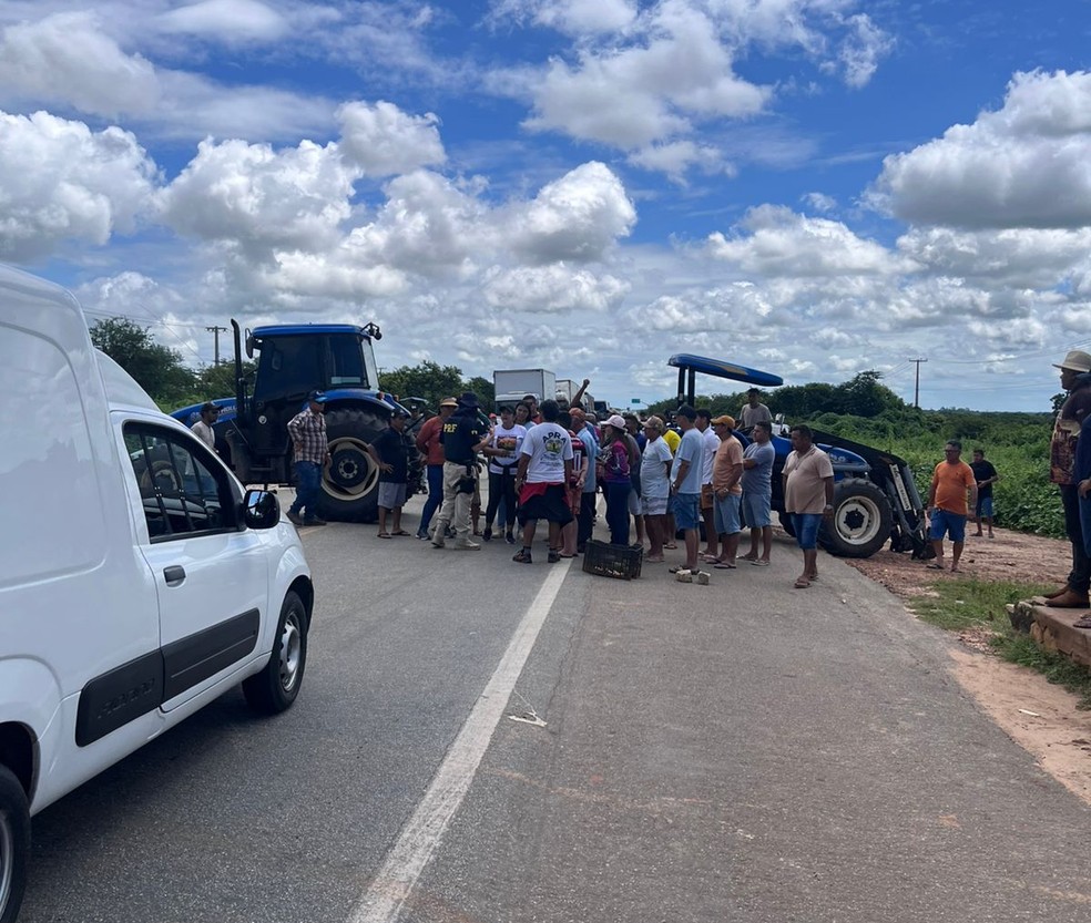Manifestantes bloquearam a BR-304 em Mossoró — Foto: Divulgação/PRF