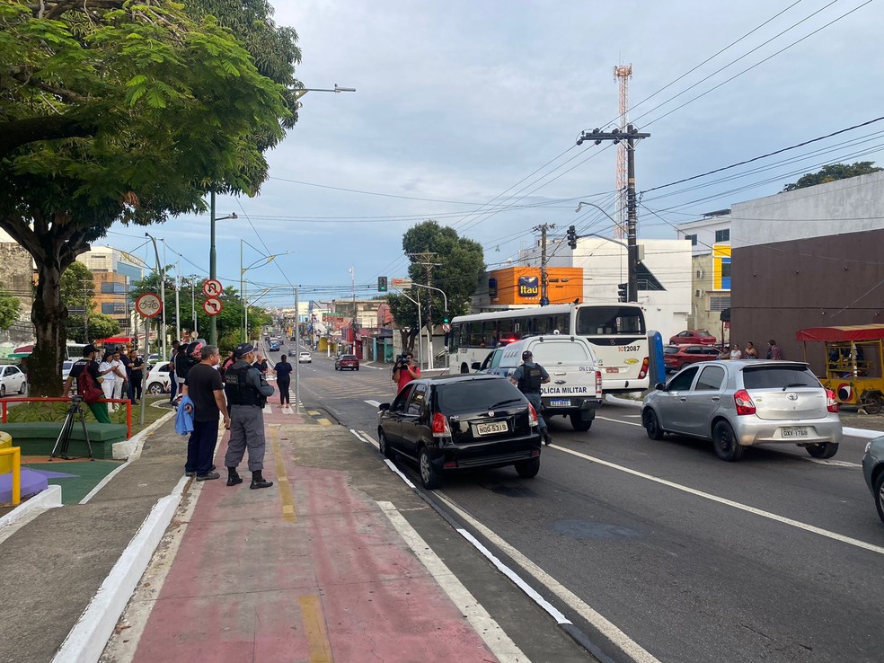 Mulher morre atropelada no Boulevard, em Manaus &mdash; Foto: Juc&eacute;lio Paiva/Rede Amaz&ocirc;nica