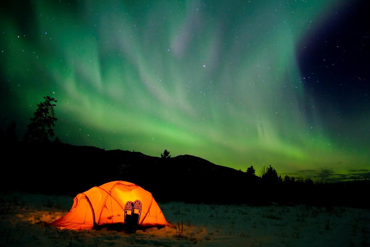 Aurora boreal no Canadá transforma o céu noturno em um espetáculo de luzes