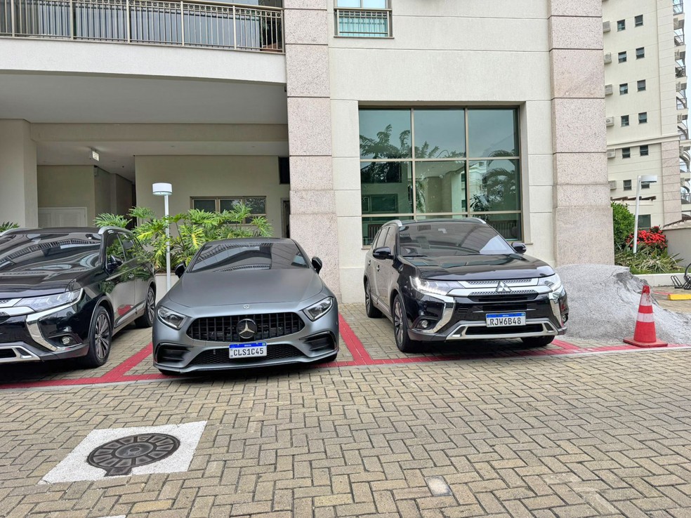 Carros descaracterizados da Polícia Federal na porta do prédio de Cláudio Castro, no Condomínio Península, na Barra da Tijuca — Foto: Rafael Nascimento/g1