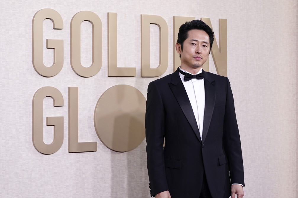 Steven Yeun, ator indicado por 'Treta', chega ao Globo de Ouro 2024 — Foto: Jordan Strauss/Invision/AP