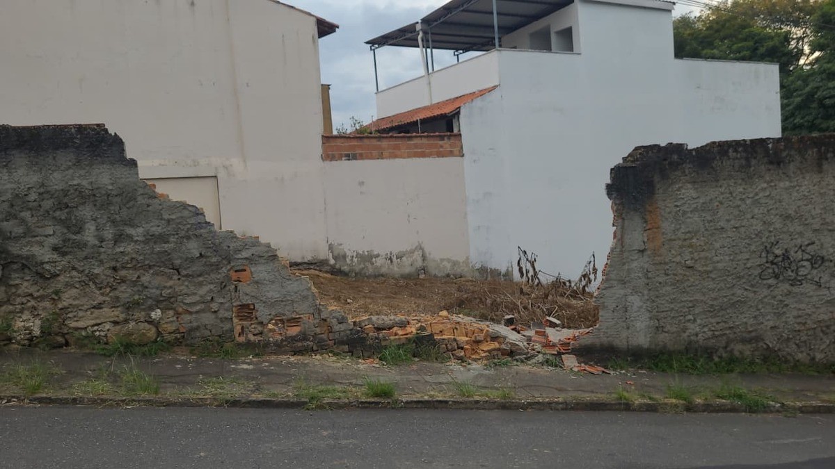 Caminhão perde controle e bate contra muro em Resende