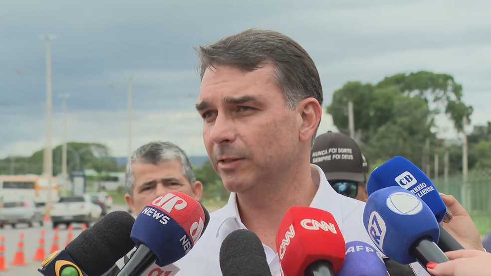 O senador Flávio Bolsonaro concede entrevista após visitar o ex-presidente Jair Bolsonaro na prisão — Foto: Reprodução/TV Globo