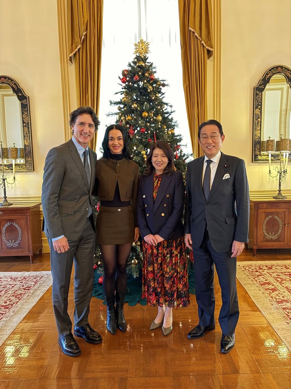 Katy Perry e Justin Trudeau posam ao lado de ex-primeiro ministro
