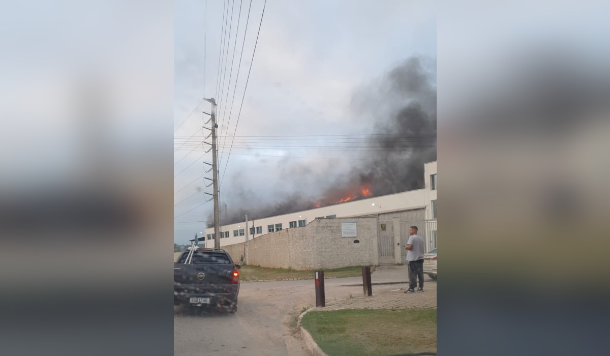 Galpão de empresa pega fogo em Araçariguama