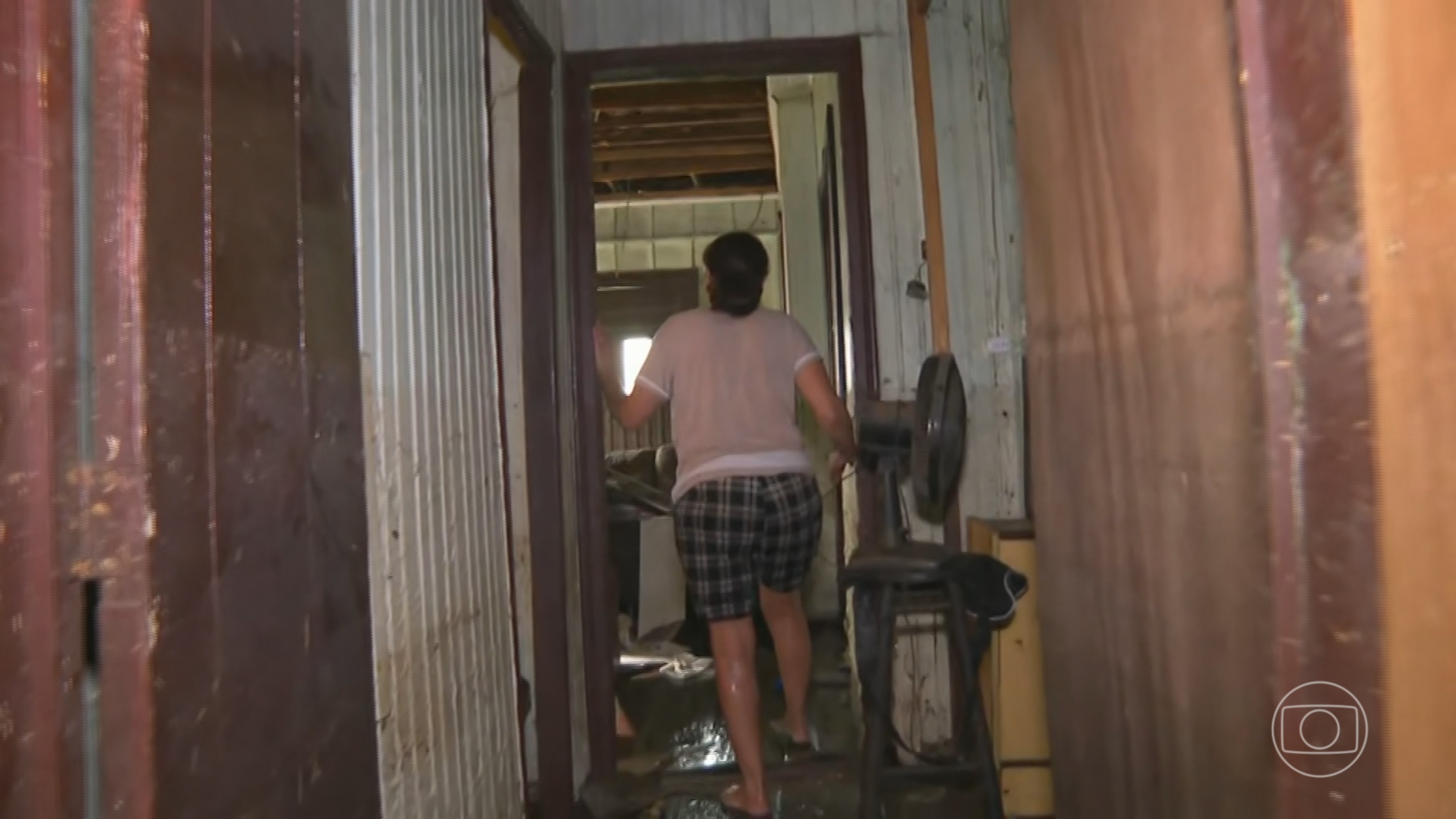 Tentar salvar o que restou dentro de casas alagadas é o drama de muitas famílias de Porto Alegre
