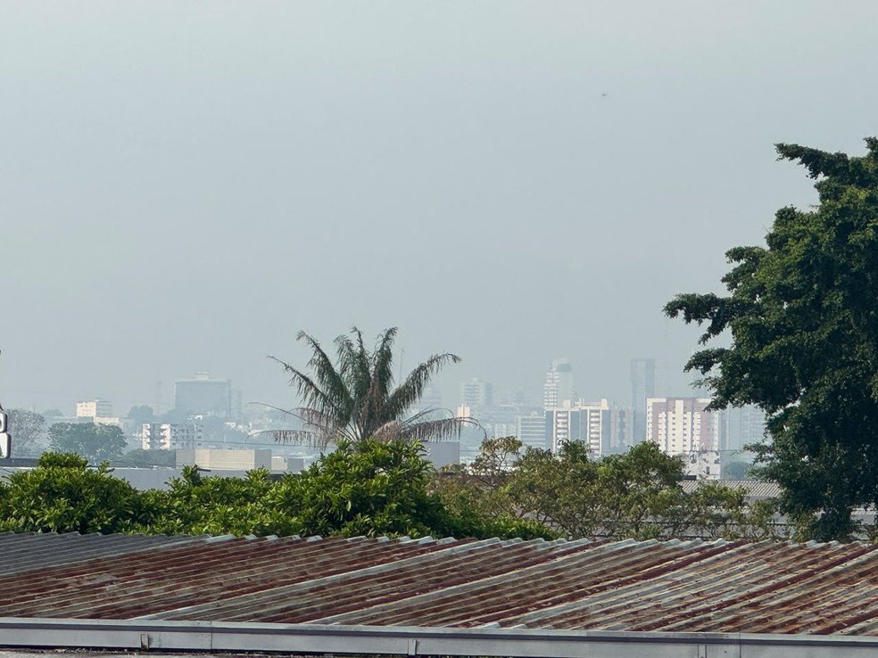 Queimadas fazem Manaus amanhecer encoberta de fumaça pelo 2º dia seguido — Foto: Sérgio de Andrade