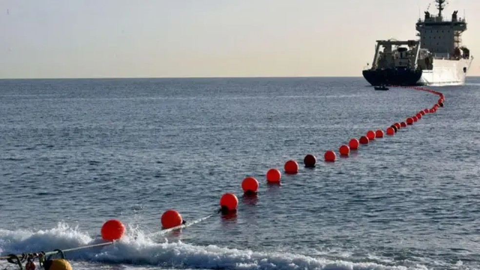 Chegada de cabo submarino a Barcelona: são quase 600 pelo mundo — Foto: Getty Images via BBC