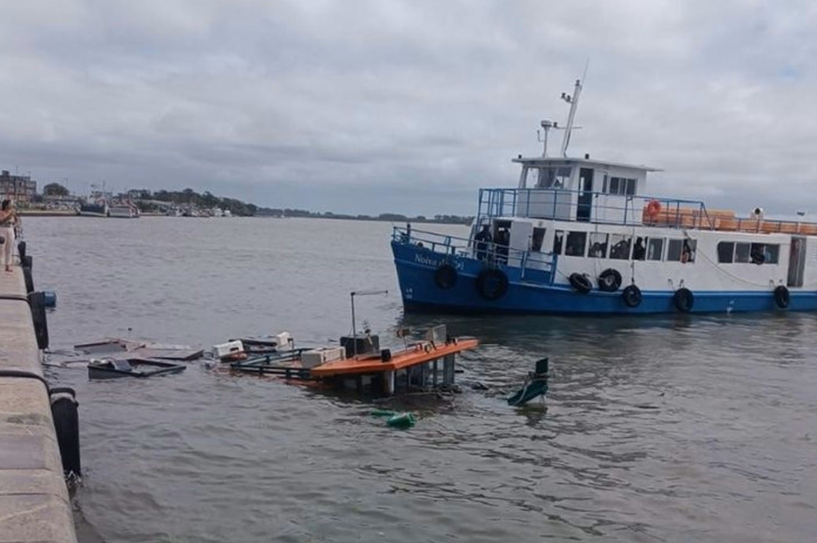 Lancha com passageiros bate e afunda barco de pesca em Rio Grande