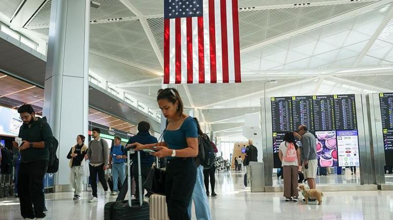 Vistos de meio milhão, regras mais duras: a ofensiva de Trump para reduzir também imigração legal