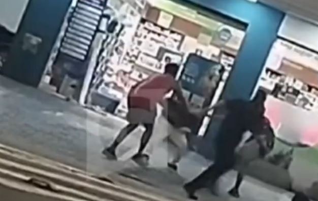 Vídeo: Assalto em farmácia tem briga, tiros e baleado em Guarulhos, Grande SP 