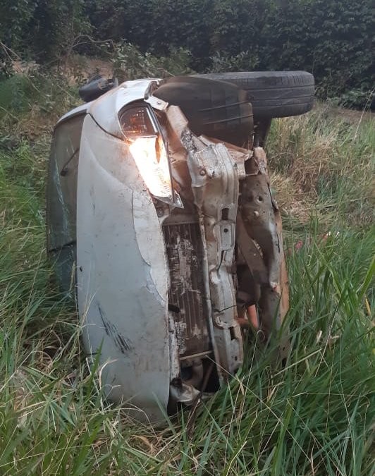 Motorista embriagado e em alta velocidade invade contramão, capota o carro e passageira morre na MG-230