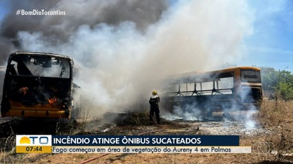 Incêndio em área de vegetação atinge ônibus sucateados no Aureny IV